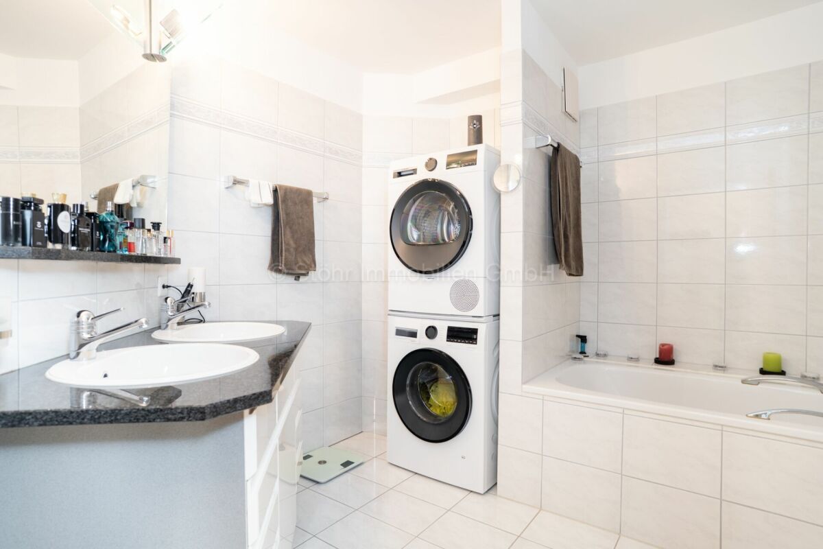 Modernes Badezimmer mit Doppelwaschbecken und Waschturm