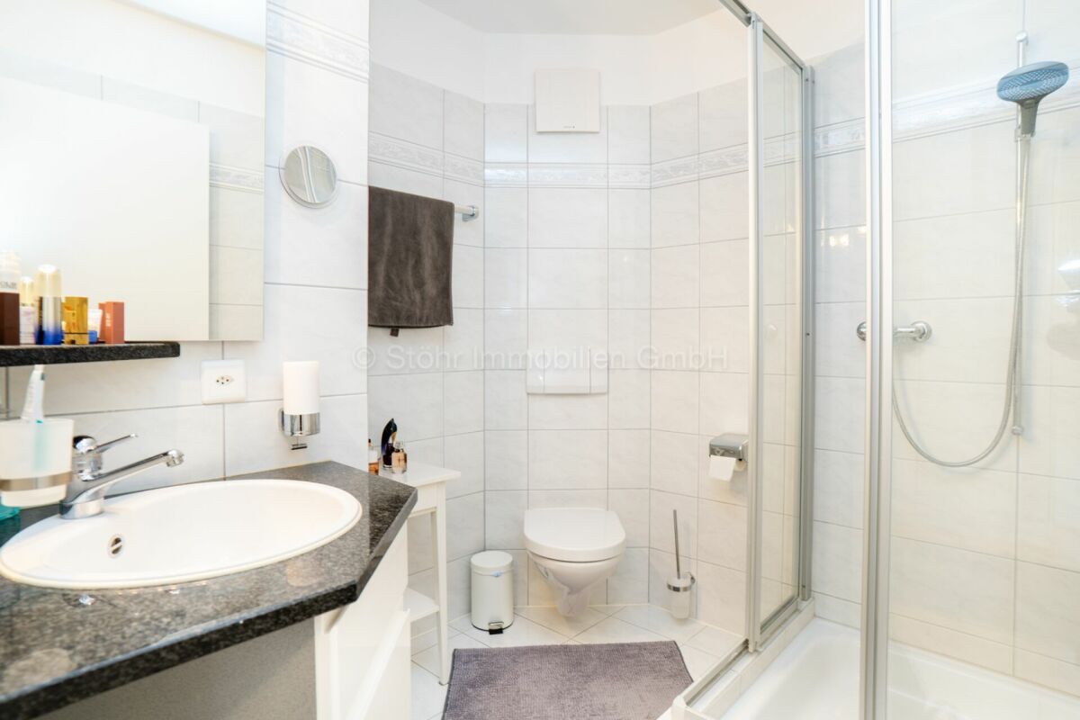Helles Badezimmer mit Dusche und Waschbecken