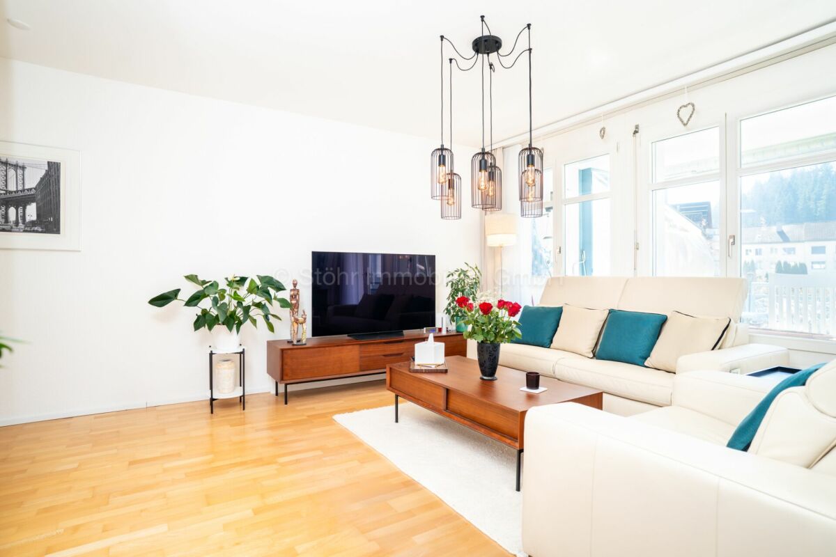 Heller, modern eingerichteter Wohnraum