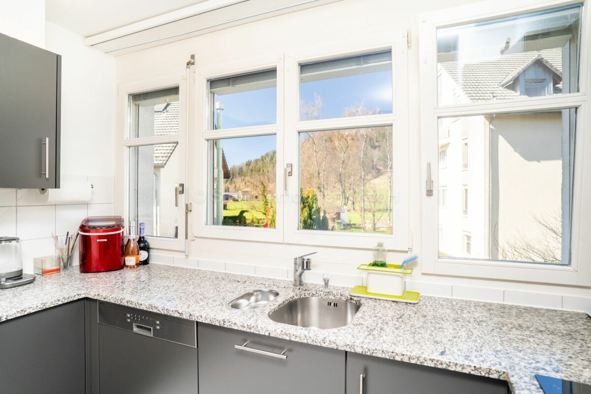 Helle Küche mit großem Fensterblick