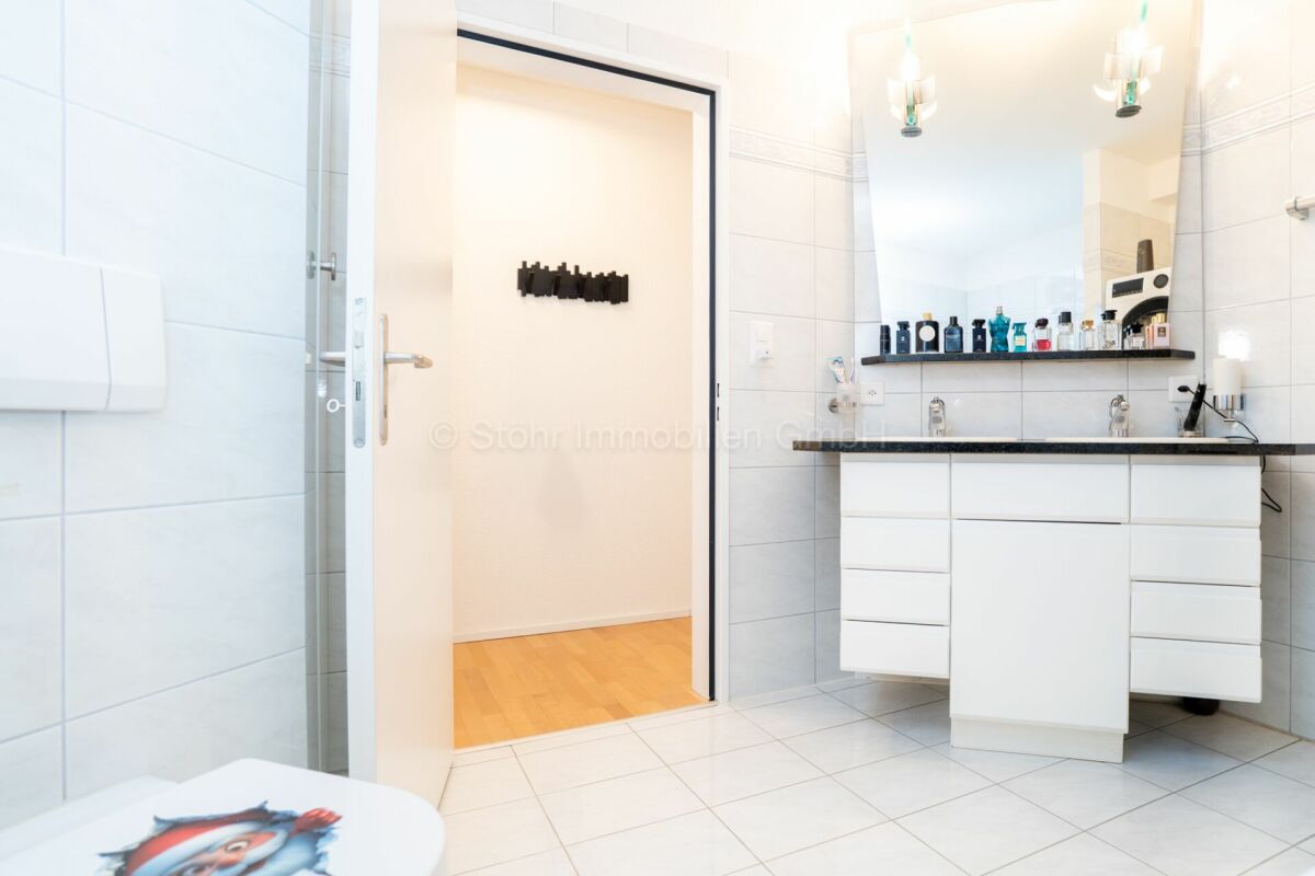 Modernes Badezimmer mit heller Ausstattung