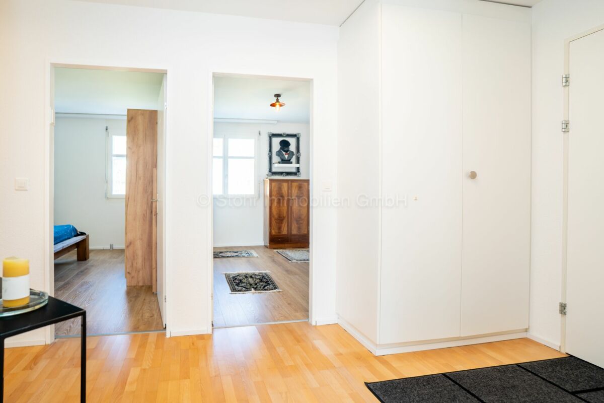 Heller Flur mit Blick in zwei angrenzende Räume