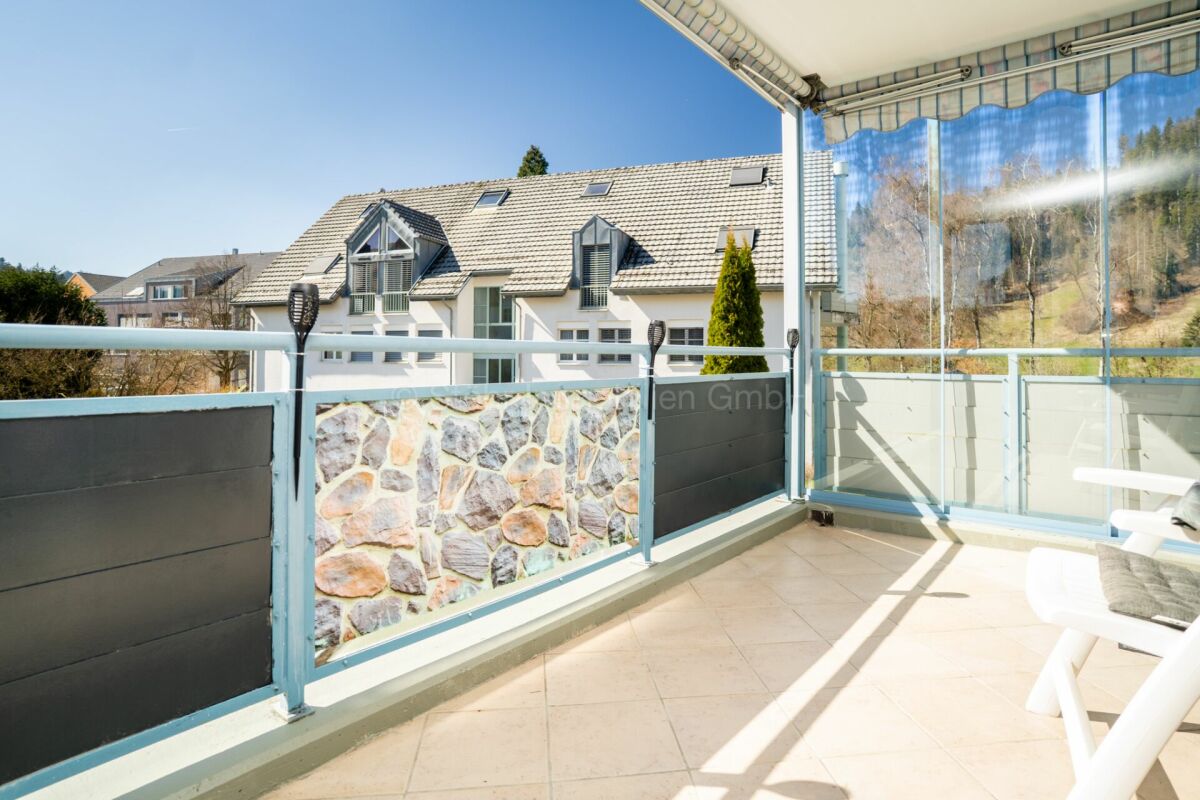 Balkon mit Blick auf Wohnhäuser