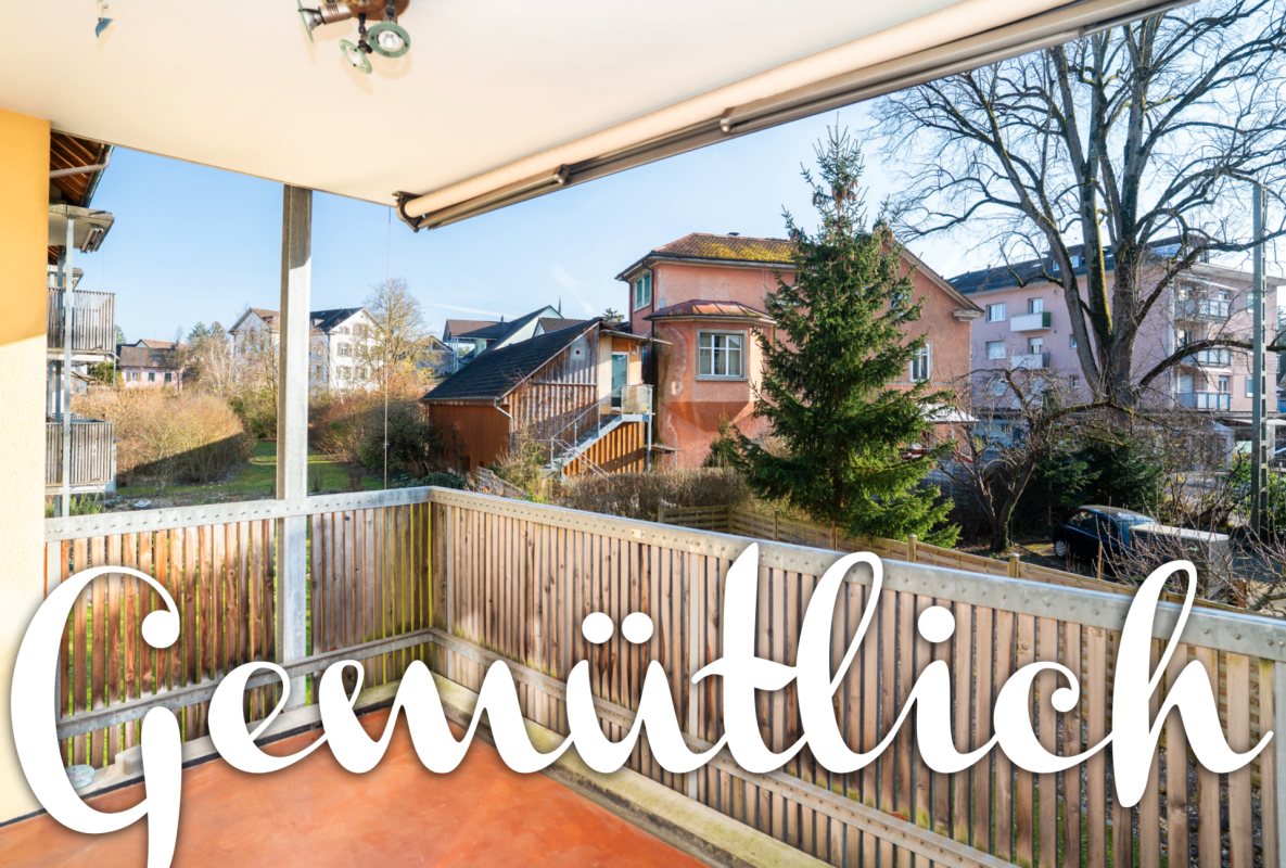 Balkon mit Ausblick auf Wohnhäuser und Bäume