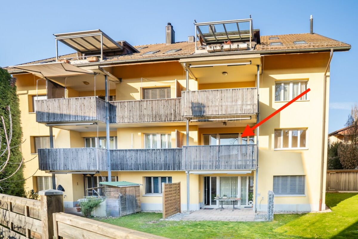 Mehrfamilienhaus mit Balkonen und Garten