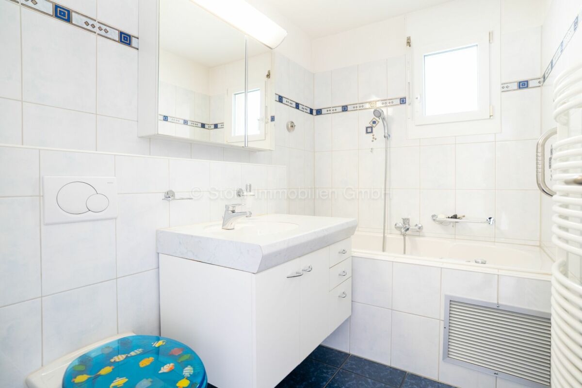 Helles Badezimmer mit Badewanne und Waschbecken