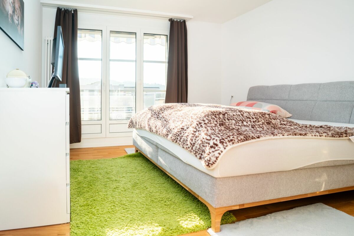 Helles Schlafzimmer mit Balkonfenstern