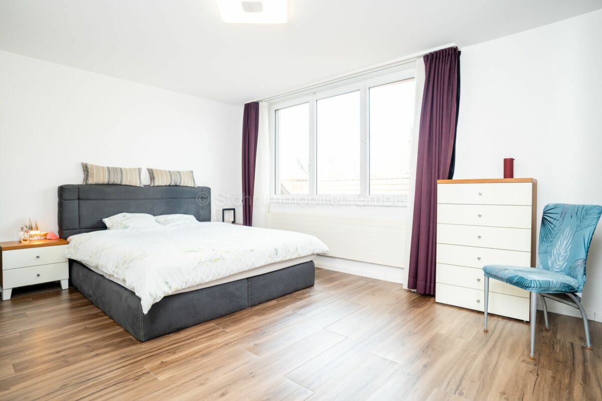Helles Schlafzimmer mit großem Fenster