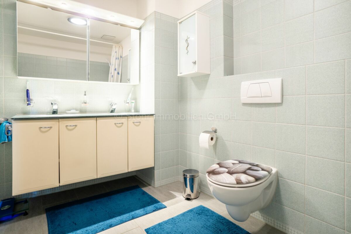 Modernes Badezimmer mit Doppelwaschtisch und Wand-WC