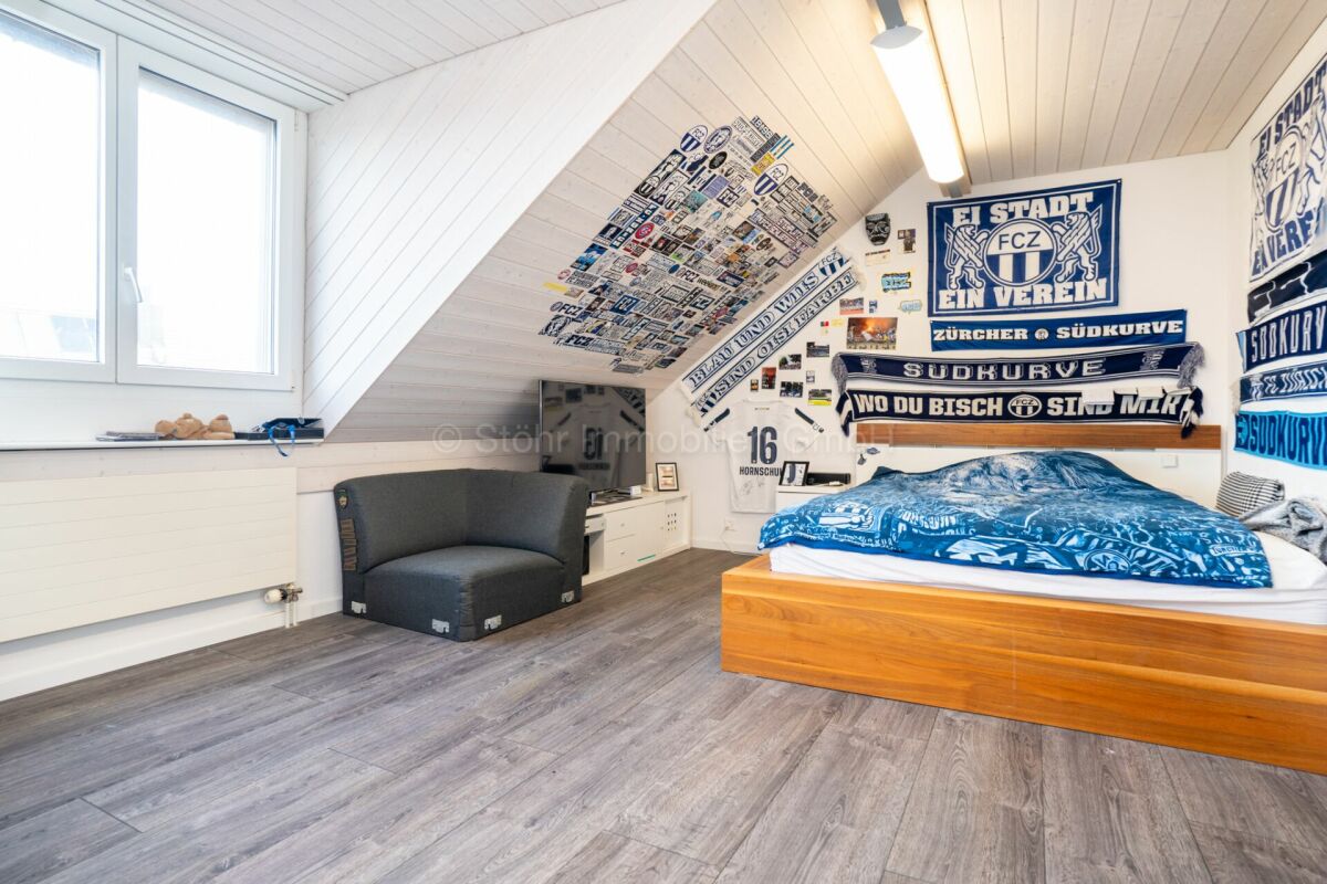 Dachgeschoss-Schlafzimmer mit Fanfahnen