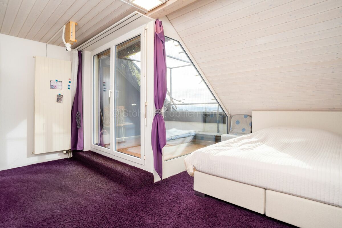 Schlafzimmer im Dachgeschoss mit Terrasse