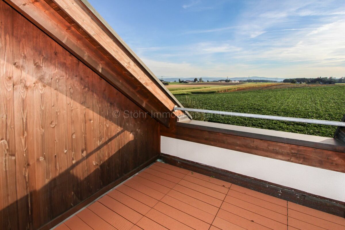 Dachterrasse mit Holzverkleidung und Landschaftsblick