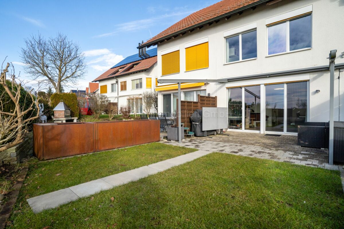 Gartenansicht eines Reihenhauses mit Terrasse