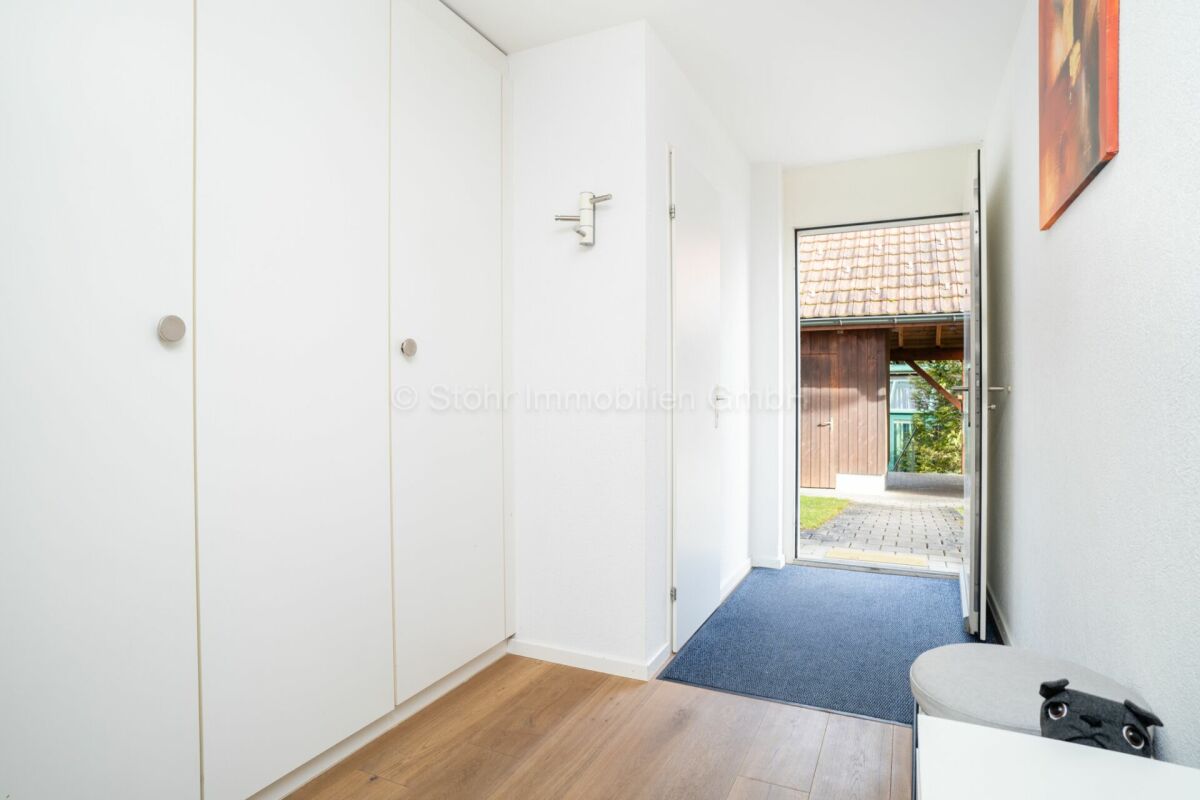 Heller Flur mit Garderobenschrank und Blick nach draußen