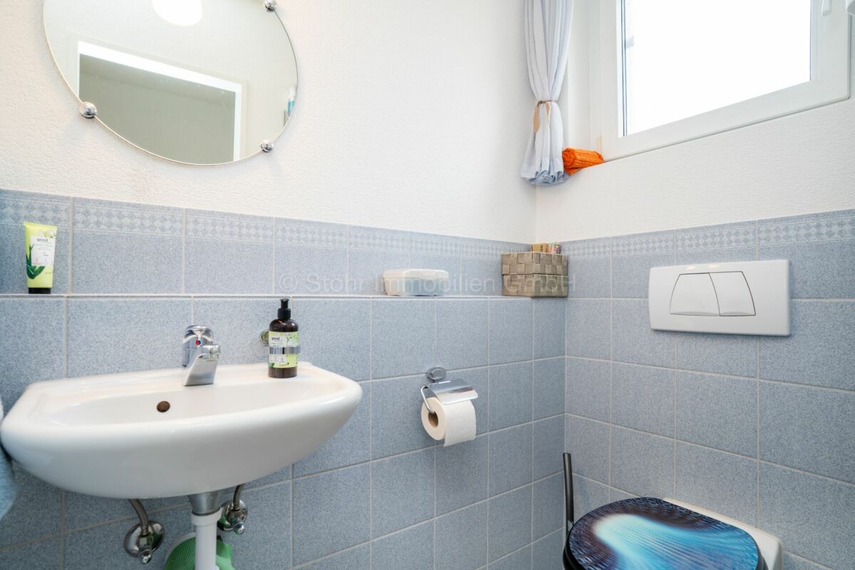 Gäste-WC mit Waschtisch