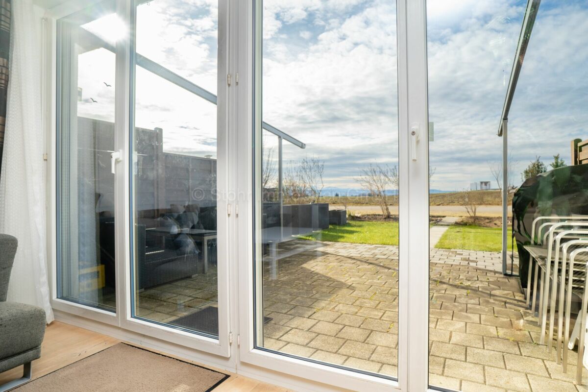 Terrassenblick durch große Glastüren