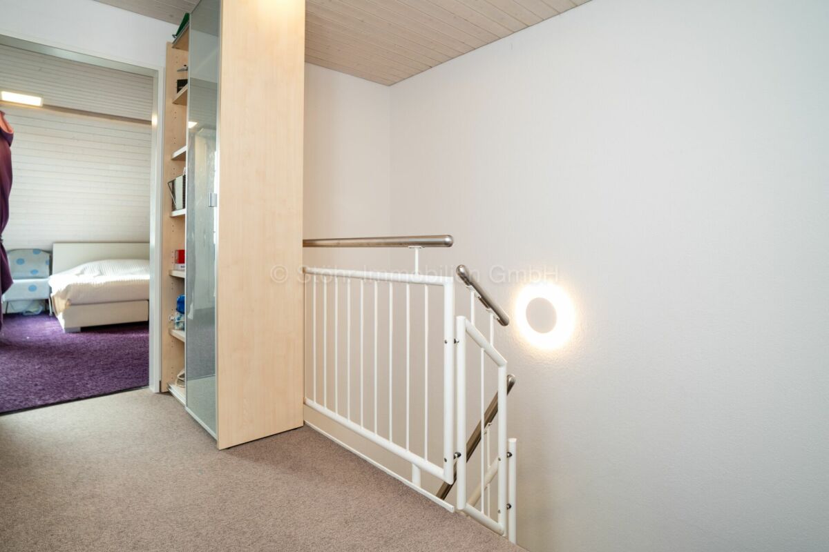Treppenflur mit Blick in ein Schlafzimmer
