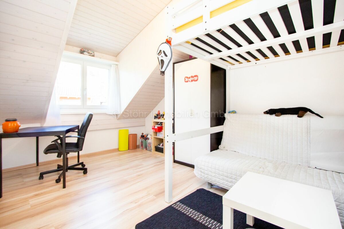Helles Dachzimmer mit Schlaf- und Arbeitsbereich