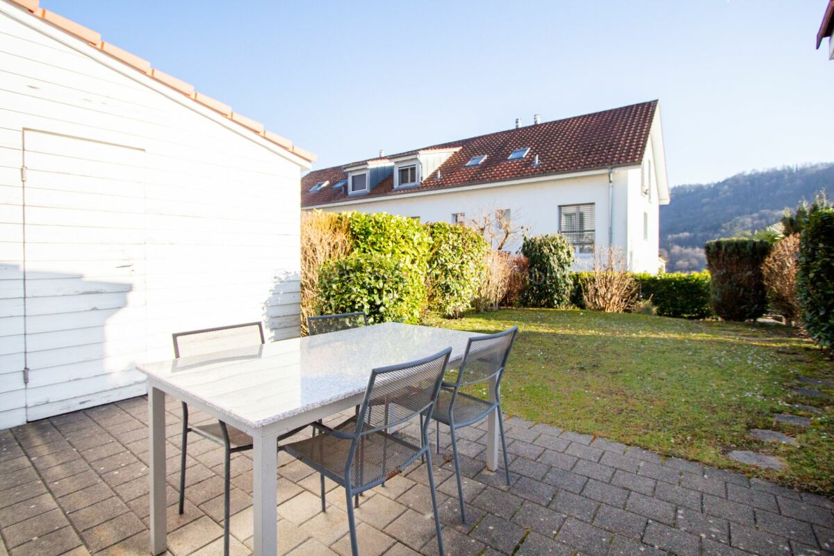 Terrasse mit Garten und Wohnhaus