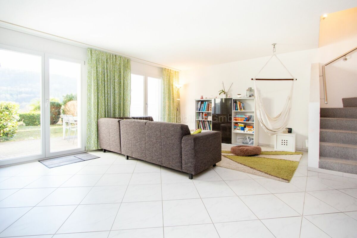 Heller Wohnbereich mit Sofa und Treppe