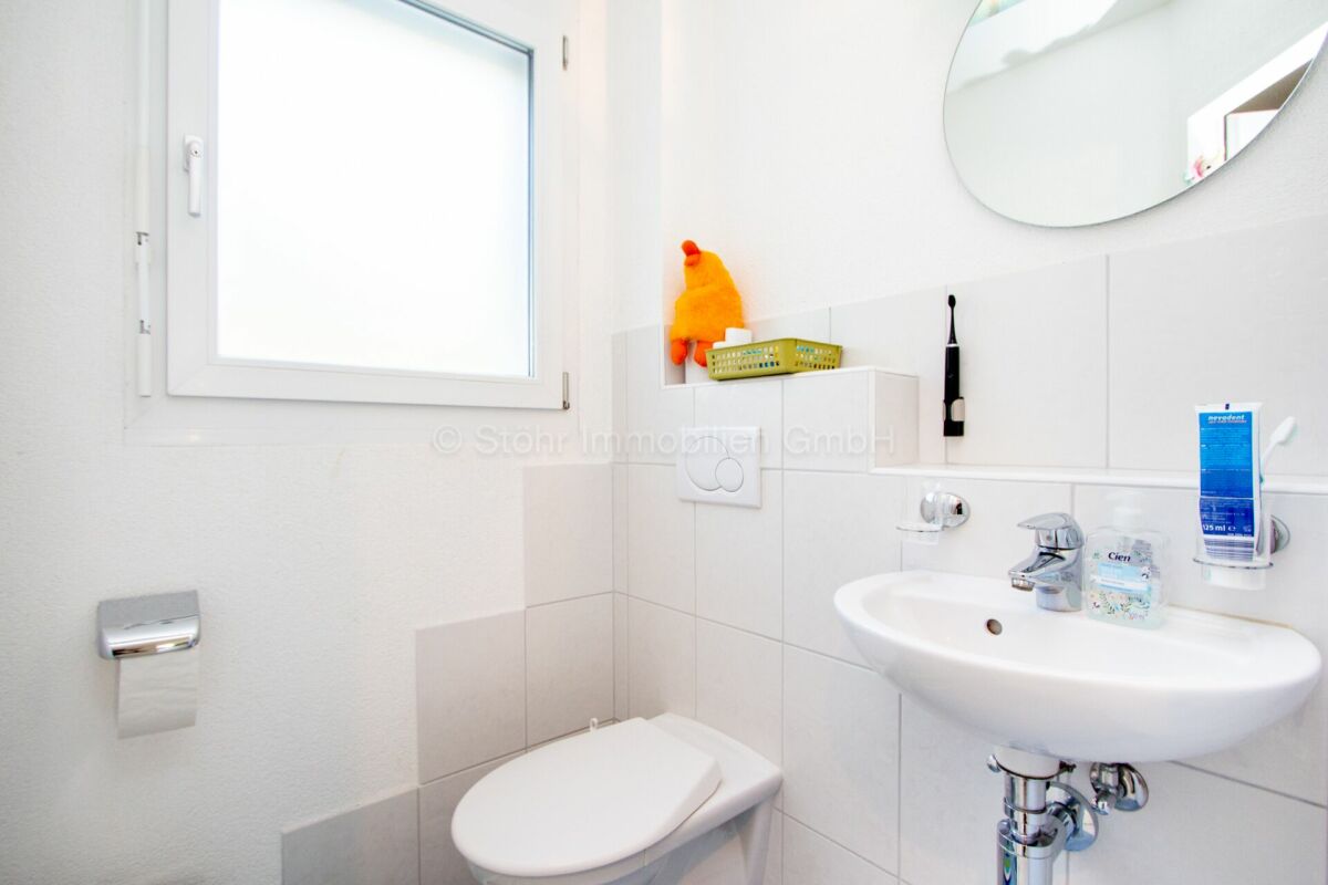 Kleines helles Gäste-WC mit Waschbecken