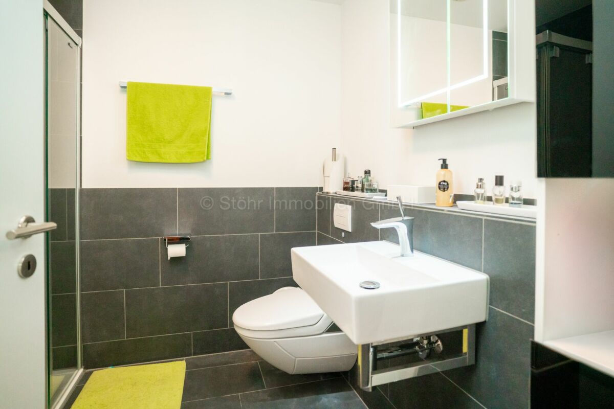 Modernes Gäste-WC mit bodengleicher Dusche