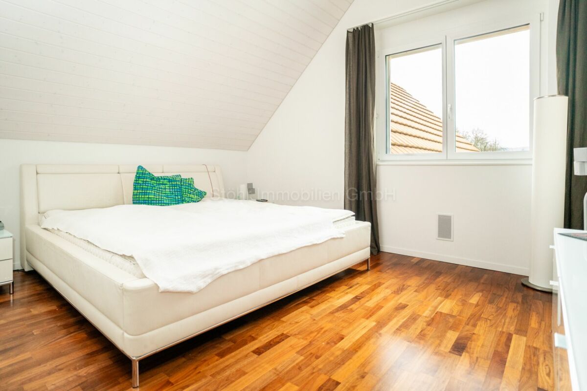 Helles Schlafzimmer mit Dachschräge