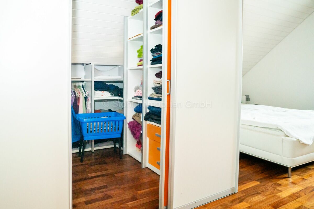 Ankleidezimmer mit angrenzendem Schlafbereich