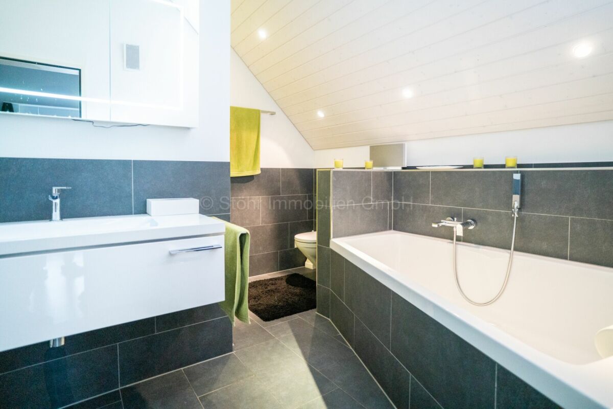 Modernes Badezimmer mit Badewanne und Waschtisch