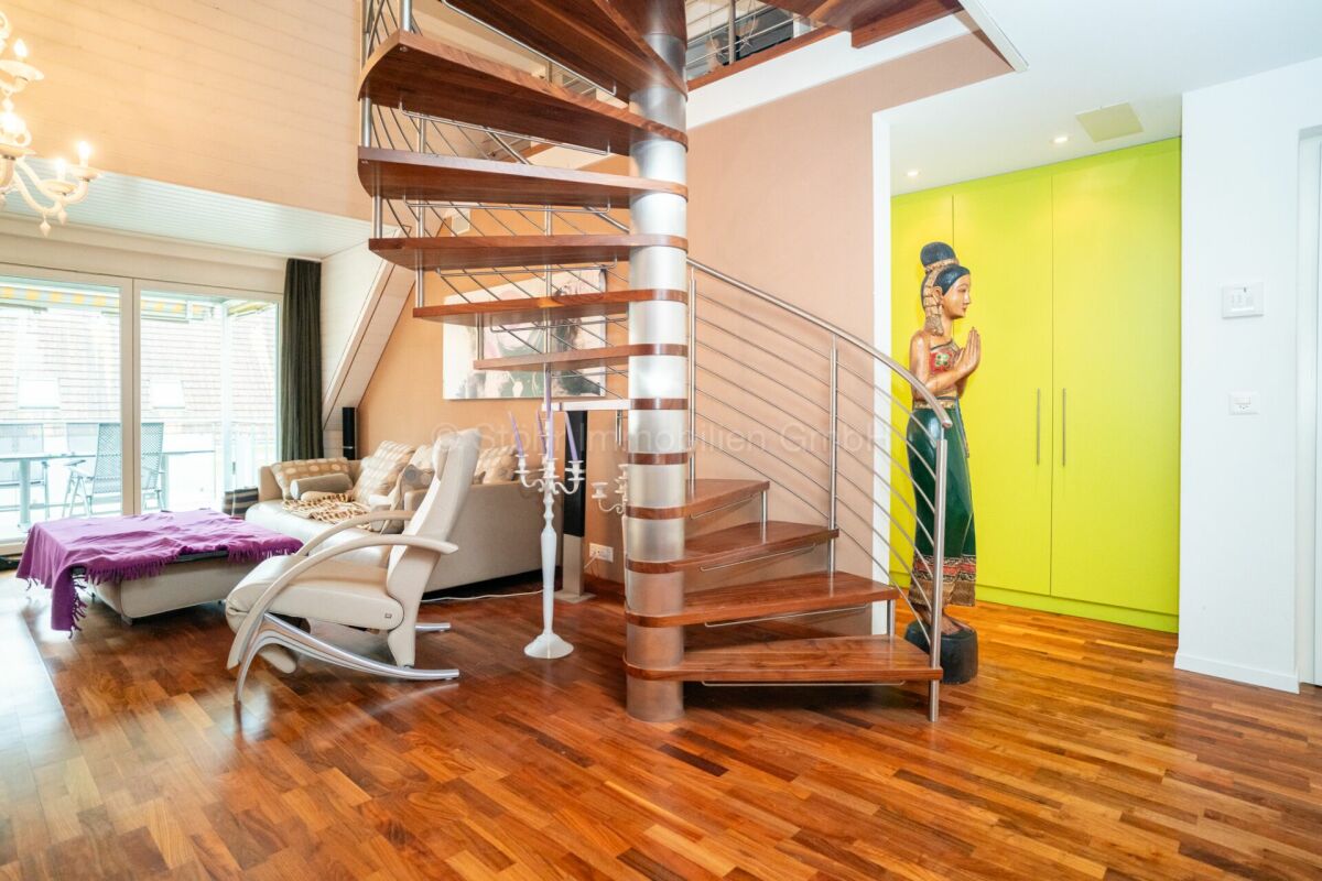 Modernes Wohnzimmer mit Wendeltreppe