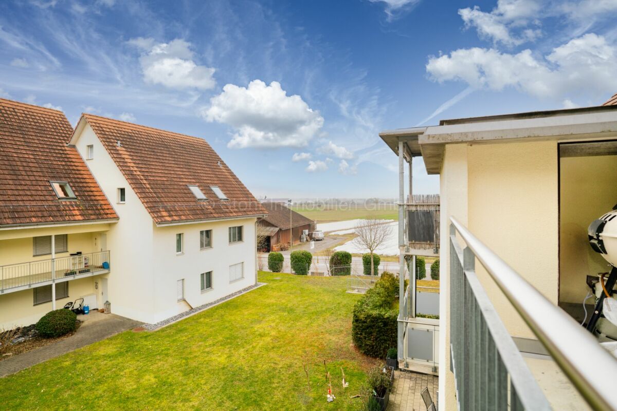 Blick vom Balkon auf Wohnanlage und Landschaft