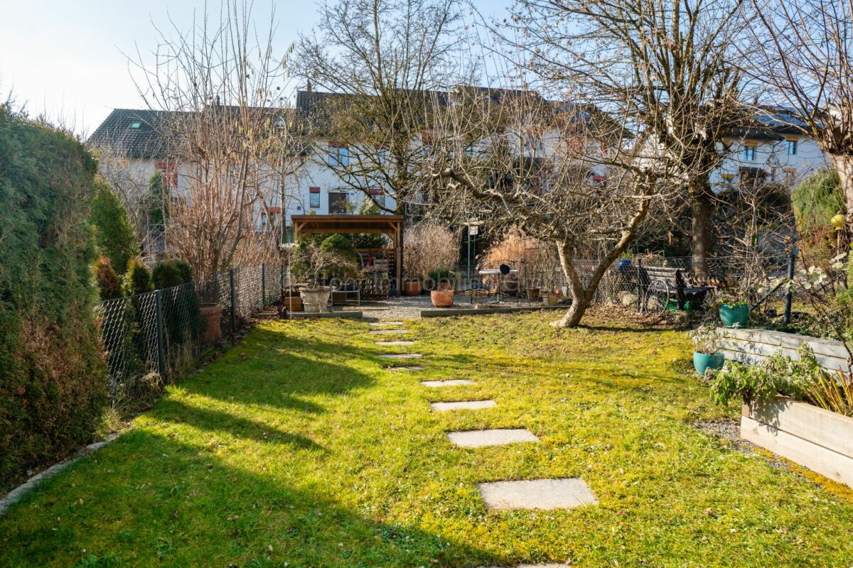 Garten mit Steinweg und Sitzbereich