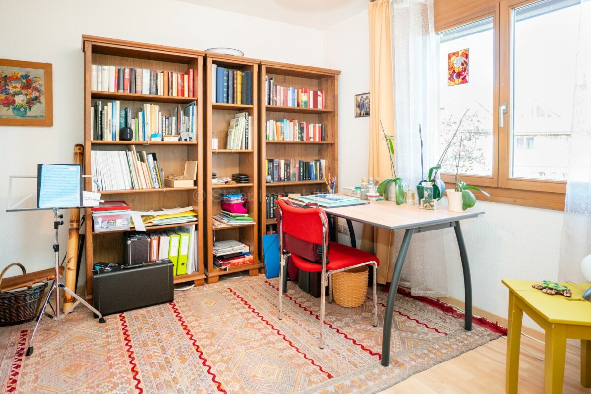 Arbeitszimmer mit Bücherregal und Schreibtisch