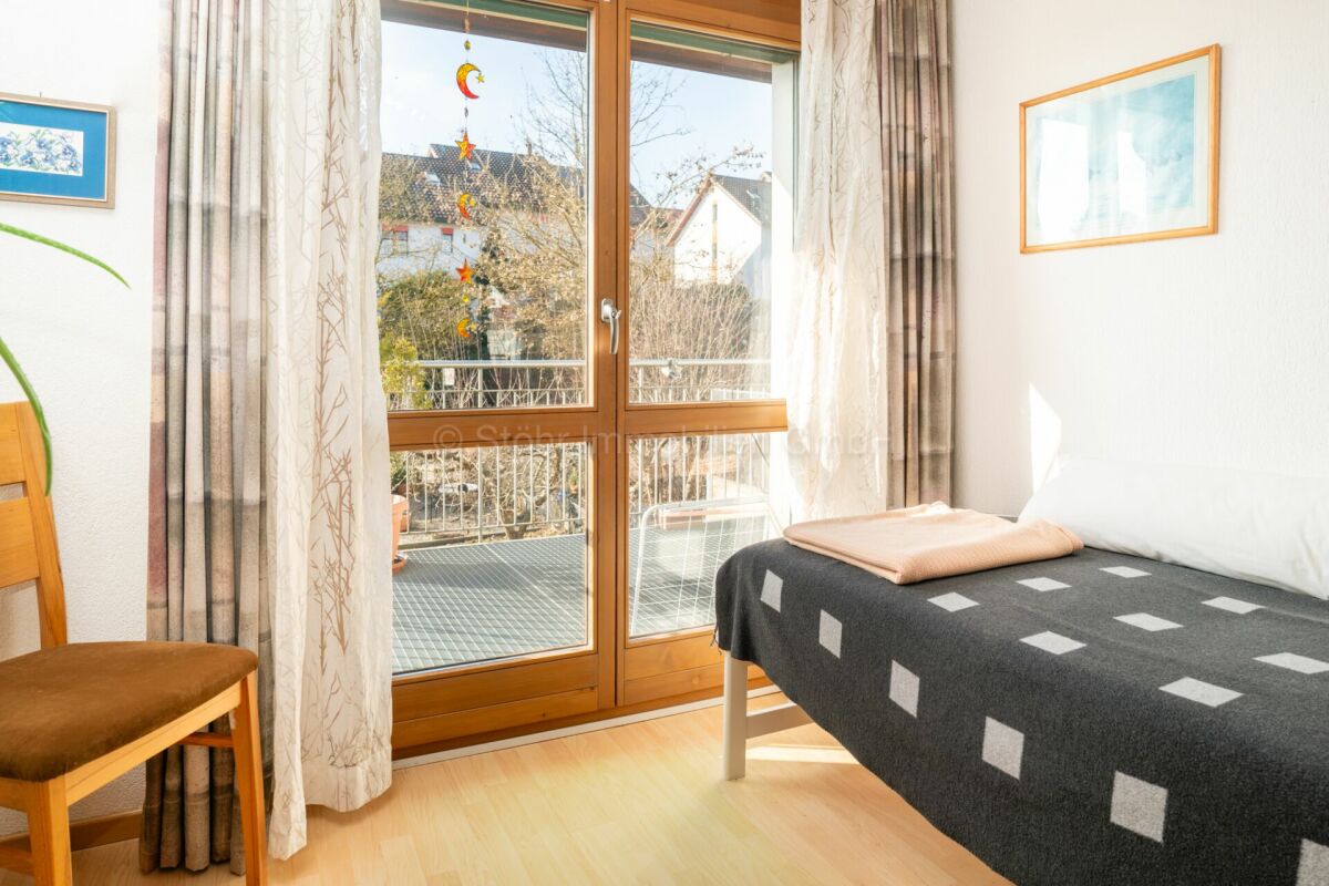 Helles Schlafzimmer mit Balkonzugang