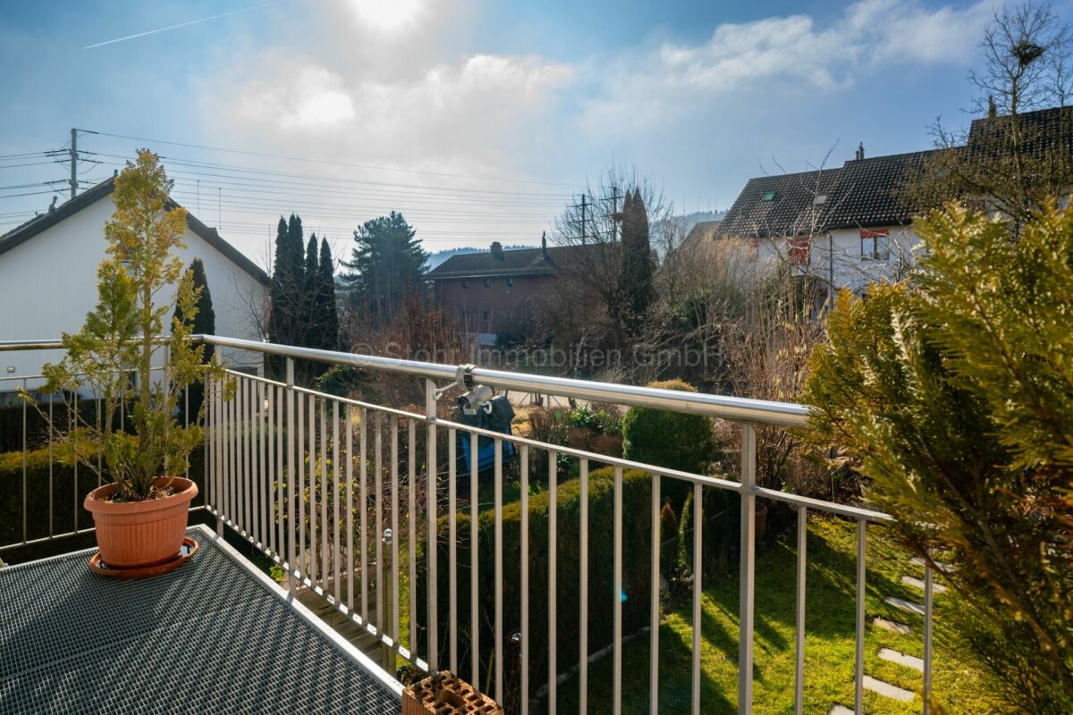 Balkon mit Blick auf den Garten