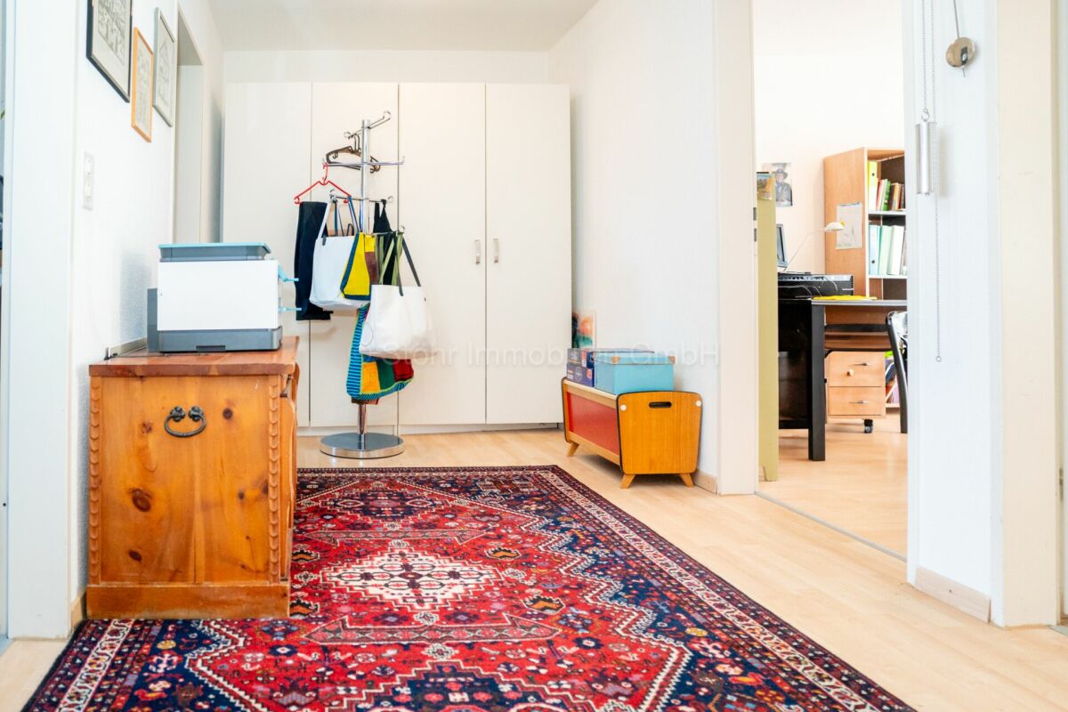 Flur mit Teppich und Garderobe