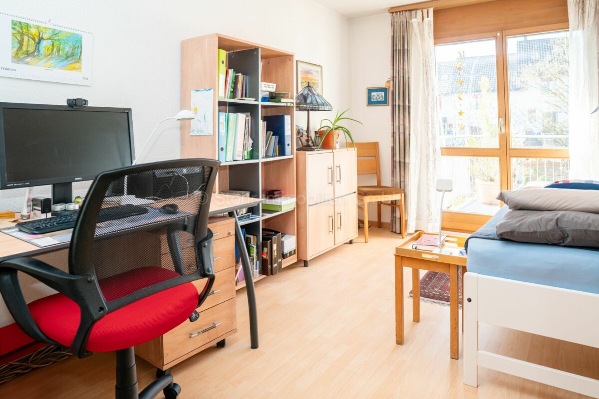 Helles Arbeits- und Schlafzimmer