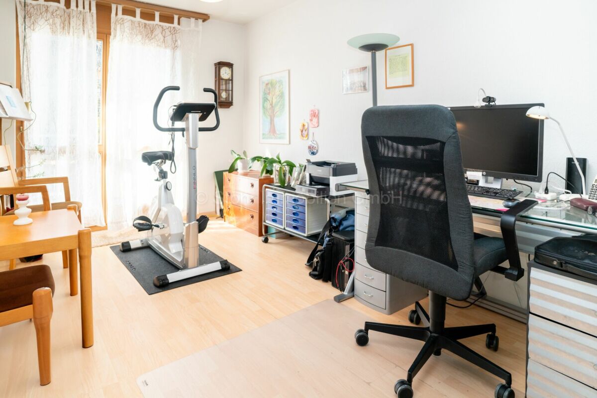 Arbeitszimmer mit Heimtrainingsbereich