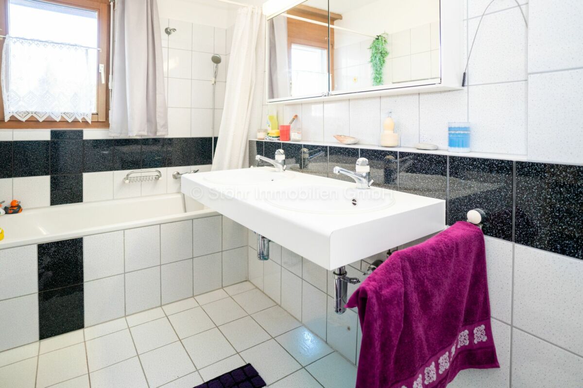 Badezimmer mit Badewanne und Waschtisch