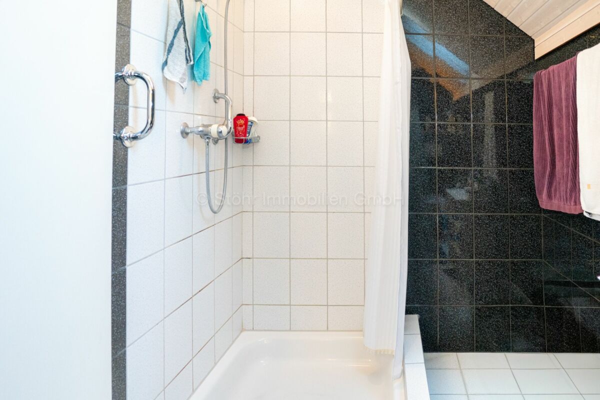 Badezimmer mit Dusche und Badewanne