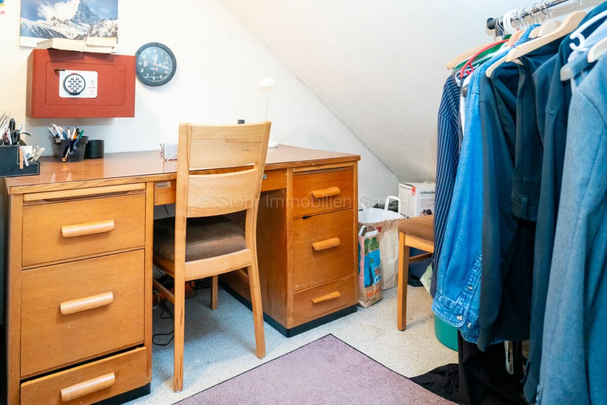 Kleiner Dachraum mit Arbeitsplatz und Kleiderstange
