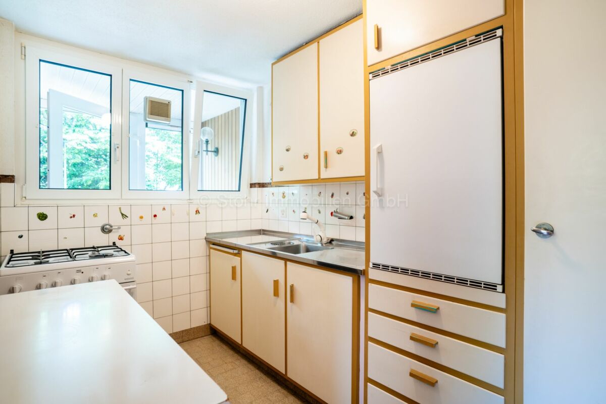 Kleine helle Küche mit Fensterfront