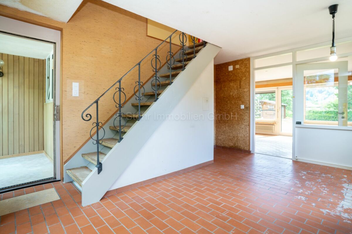 Eingangsbereich mit Treppe und Innenhofblick