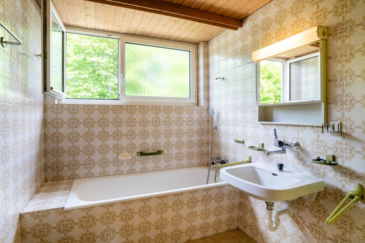 Retro-Badezimmer mit Badewanne und Fensterband