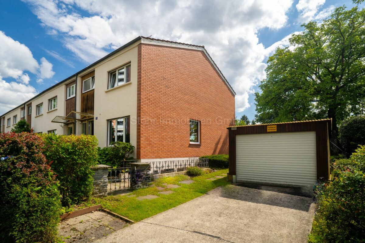 Außenansicht eines Reihenhauses mit Garage