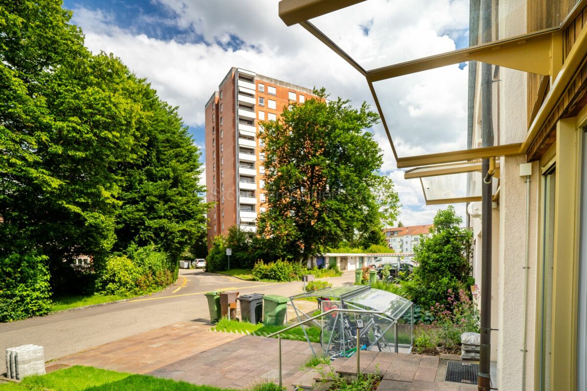 Außenblick von einer Terrasse oder einem Eingang mit Blick auf ein Wohnumfeld