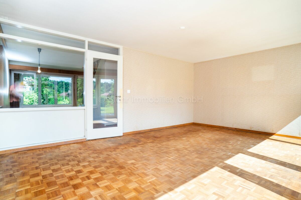 Heller leerer Wohnraum mit Fensterfront