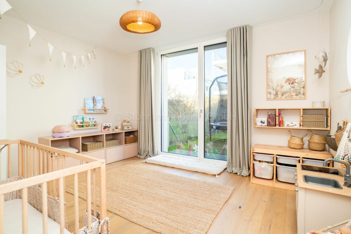Helles Kinderzimmer mit Gartenzugang