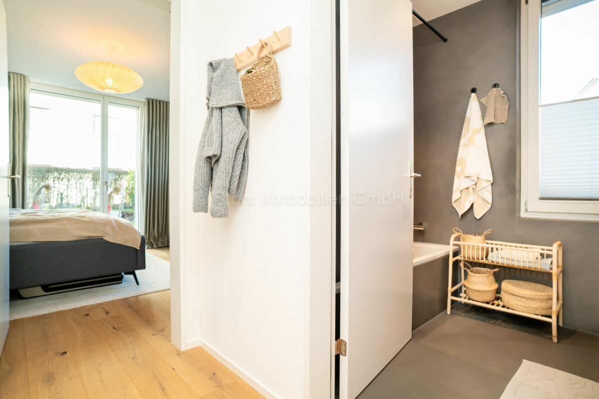 Schlafzimmer mit angrenzendem Badezimmer