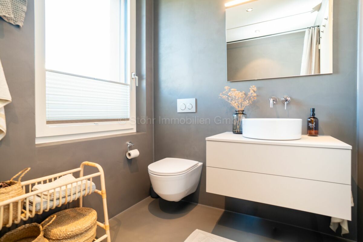 Modernes Gäste-WC mit Waschtisch und Fenster
